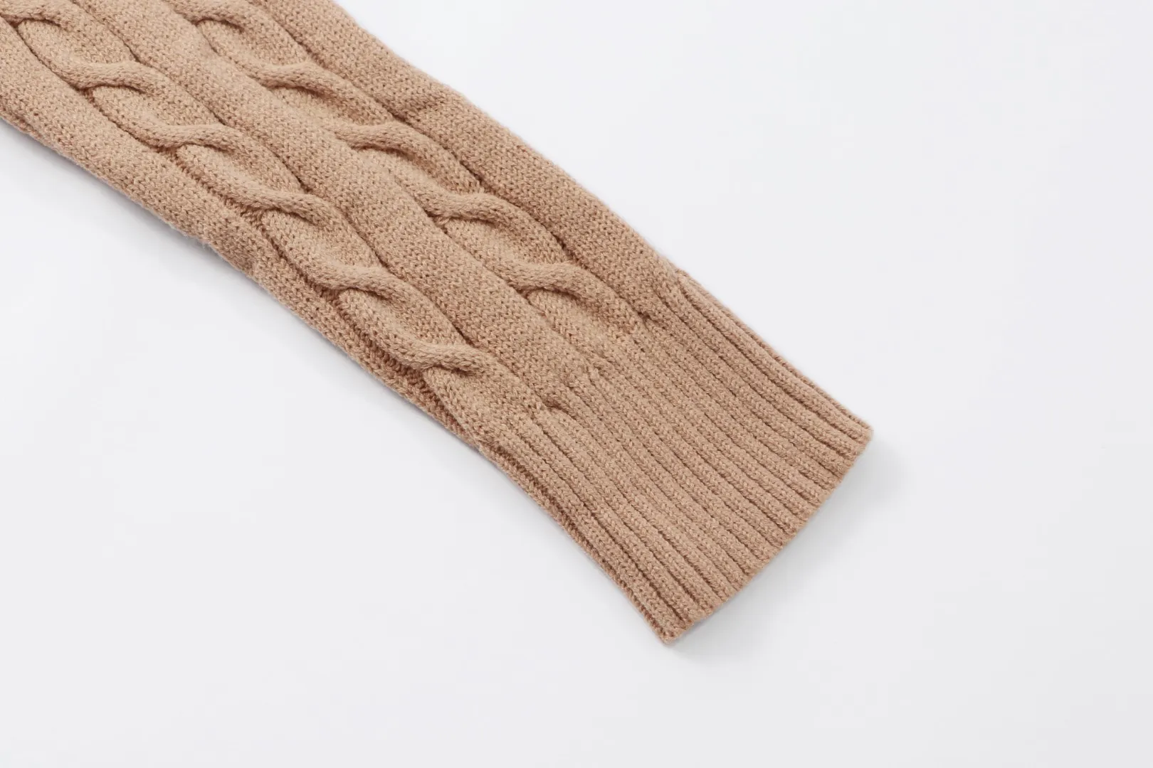P210 [Ralph Lauren round neck solid color pony embroidery logo twist knitted sweater] ✅Ralph Lauren classic basic versatile knitted pullover crew neck sweater for men and women ✅Main supplier platform live broadcast Wholesale entity Replenish when out of stock will not be removed from the shelves ✅ZP quality 1:1 pattern making Scan the code to enter the GF website Counter quality ✅Detailed quality is the only one in Guangzhou Imported quality cotton yarn Focus on high-end cost-effective Good quality Needless to say ✅The version is restored to the original version. The maximum size can be worn up to 1105 pounds. Loose, comfortable and stress-free. ✅The upper body is simple and easy to match. A must-have for ootd. Good-looking clothes are never picky. A must-have in couples’ wardrobes. Size: S-XL. Color: black, white, gray, royal blue, pink, sky blue, khaki.